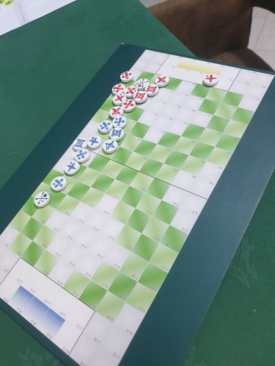 Tavola magnetica di Master Move con il campo 9 per 18 e le pedine rosse e blu